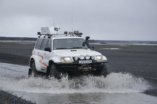 A special equipped jeep crosses a river in the highlands © Fjallasýn